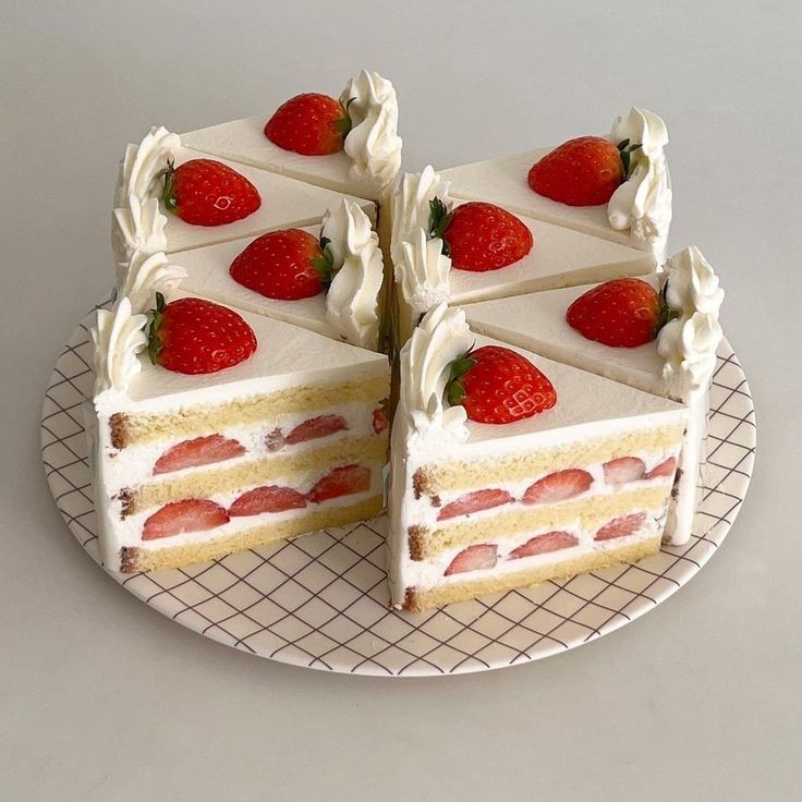 Strawberry Cake (35k)