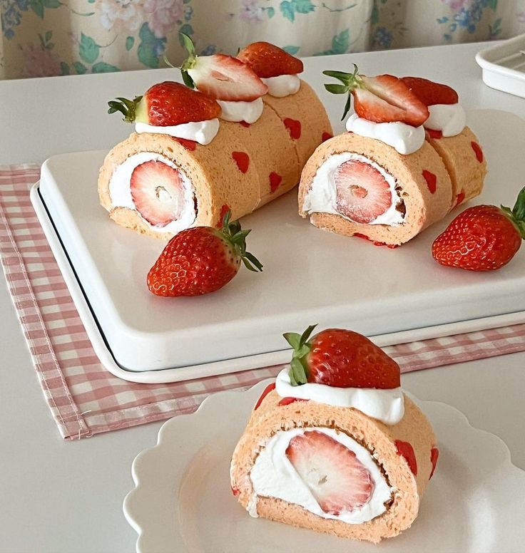 Strawberry Roll Cake (65k)